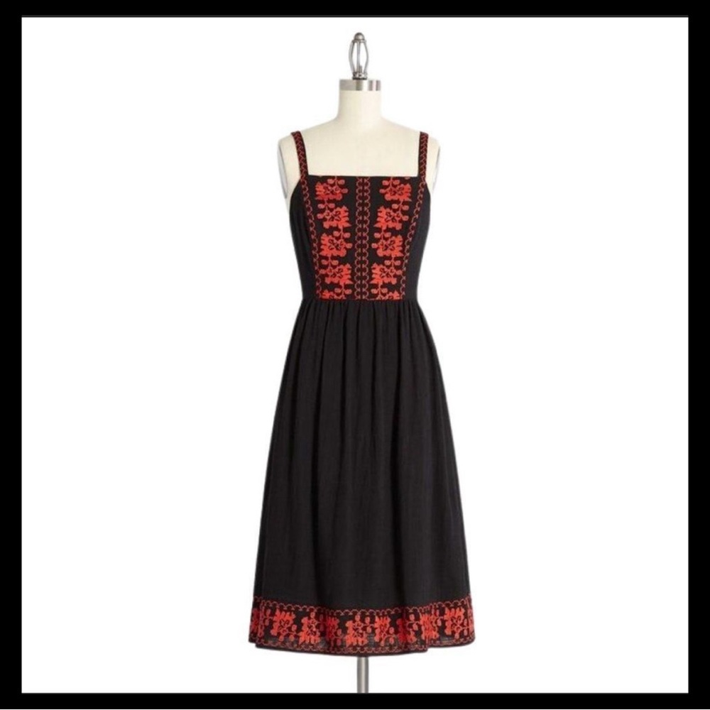 Modcloth ◆ In Demand Dress | Black Red Floral Embroidered Tie Back Midi 🌹 EUC